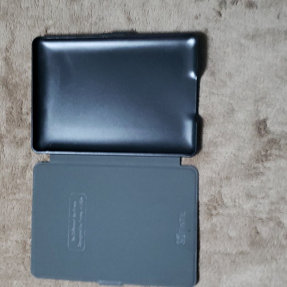 Hard case - Picture 2 of 6